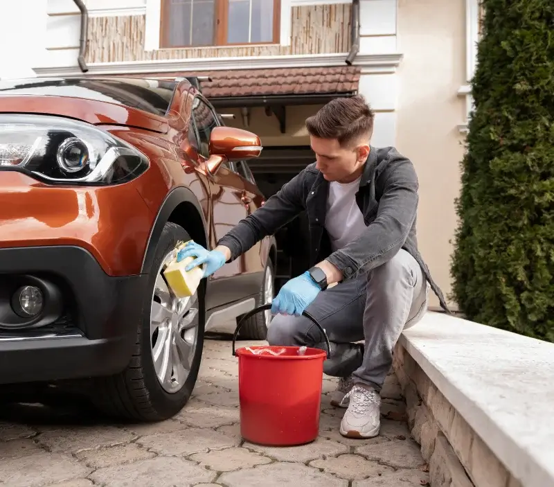Lavage auto à domicile Châteauneuf-du-Pape : professionnel intervenant sur un véhicule